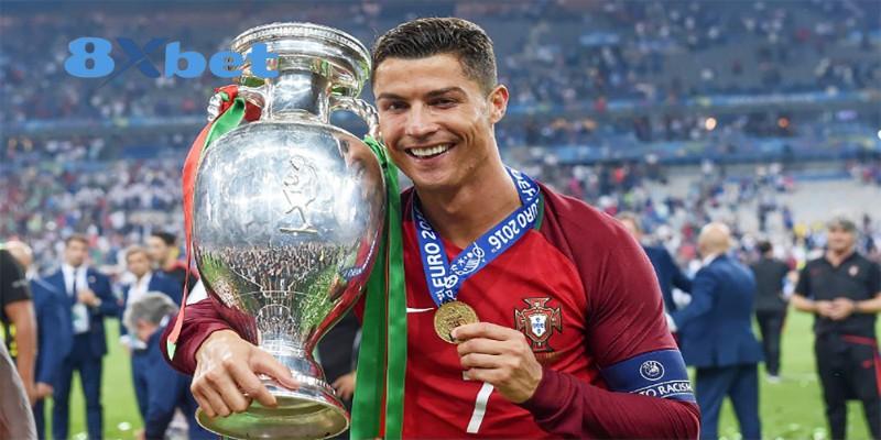 Tinh thần cổ vũ bùng nổ trên khán đài trận đấu quyết định
